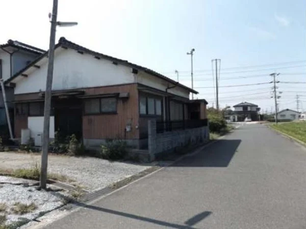 exterior (including front road)