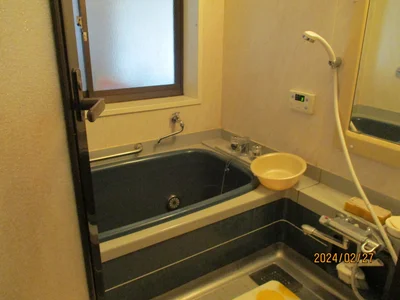 bathroom bathroom