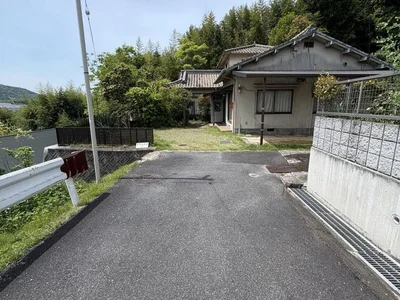 exterior (including front road)