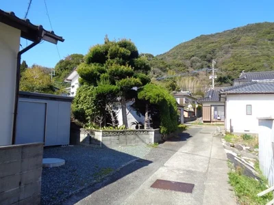 exterior (including front road)