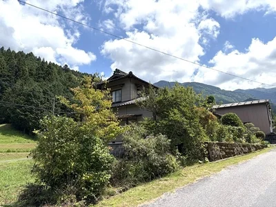 exterior (including front road)