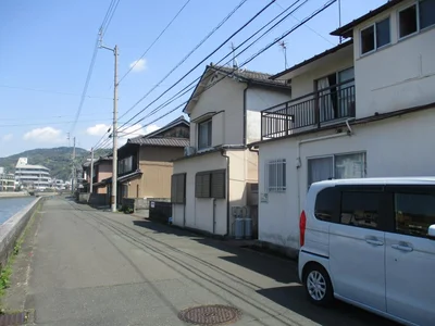 exterior (including front road)