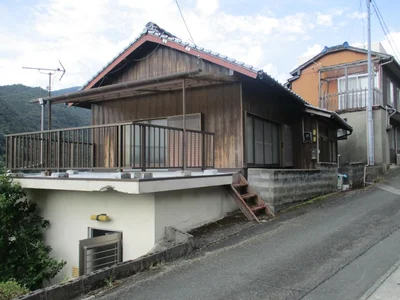 exterior (including front road)