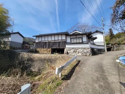 exterior (including front road)