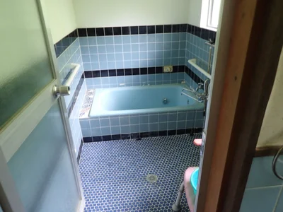 bathroom bathroom