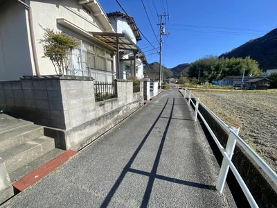 exterior (including front road)