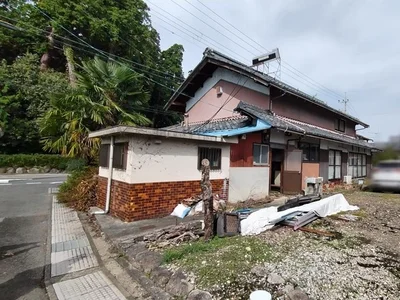 exterior (including front road)