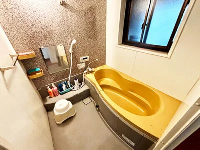 bathroom bathroom