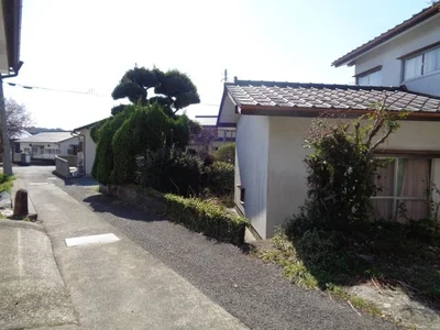exterior (including front road)