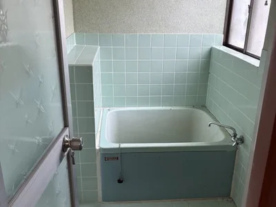 bathroom bathroom