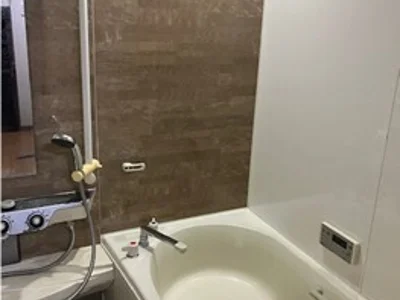 bathroom bathroom