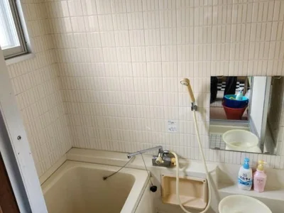 bathroom bathroom