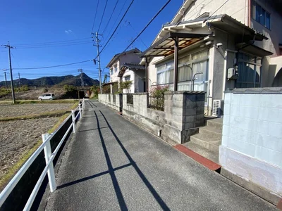 exterior (including front road)