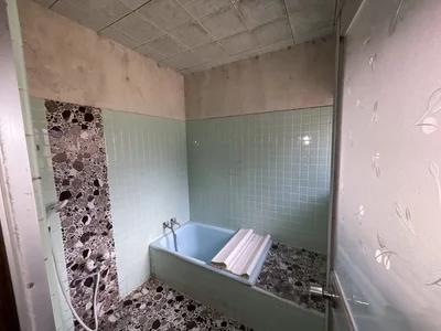 bathroom bathroom