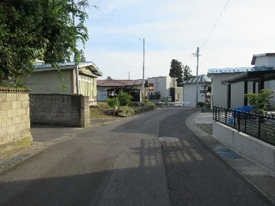 exterior (including front road)