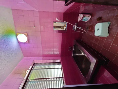 bathroom bathroom