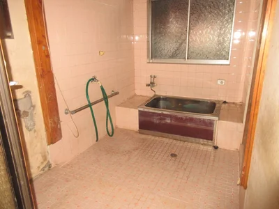 bathroom bathroom