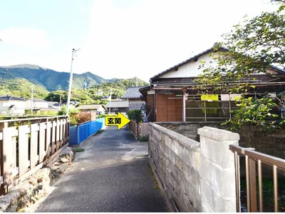 exterior (including front road)